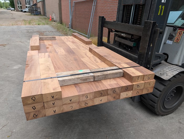 Lot 173 : Iroko 63 x 120 mm Gev.last Non-Komo, Hotim XL 